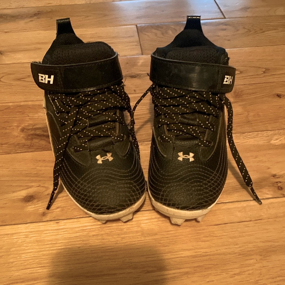 Under Armour T Ball-Soccer Ball Cleats Size 10